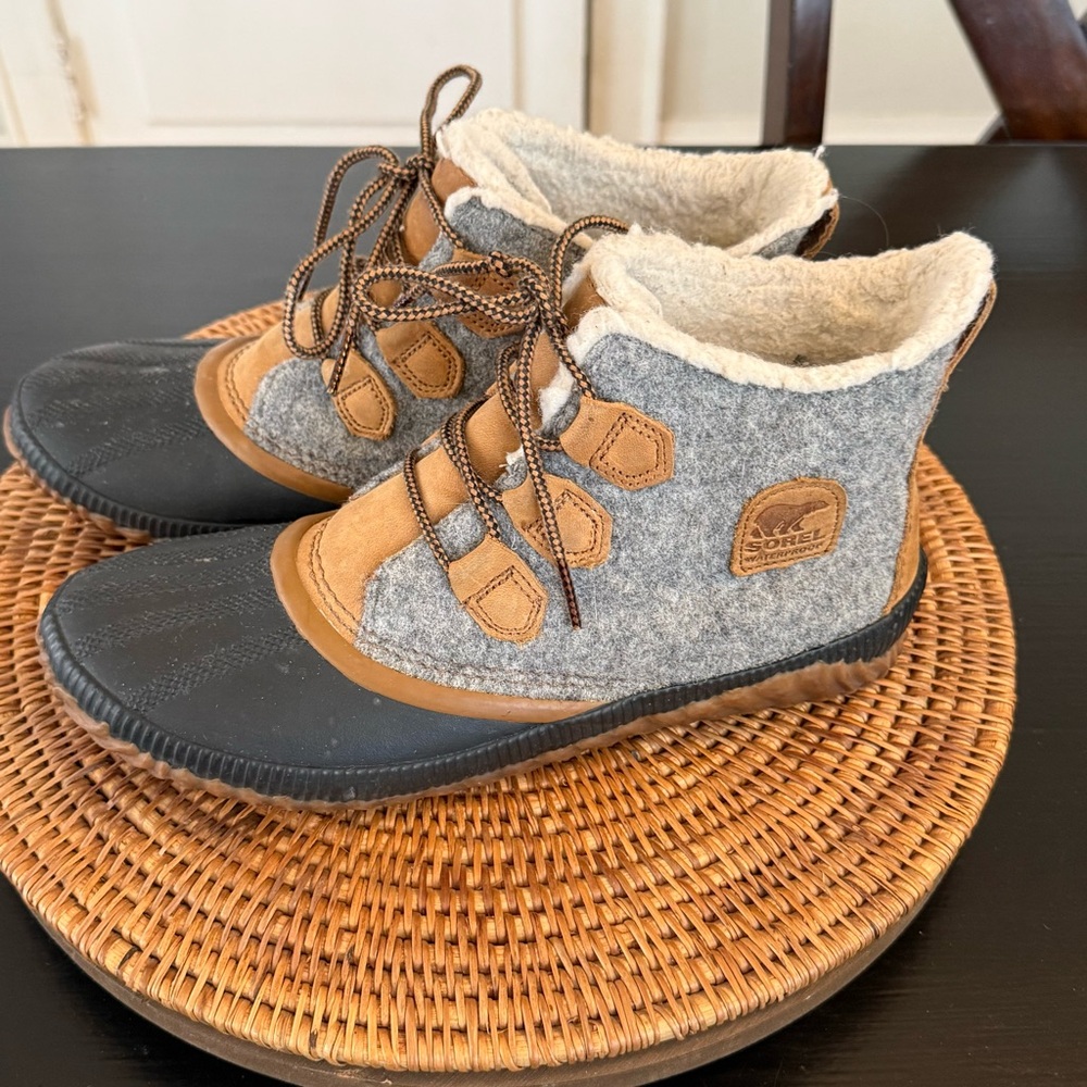 Sorel Gray and Tan Waterproof Boots- insoles missing - Picture 4 of 8